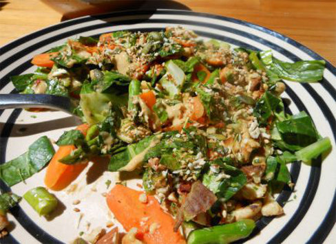 Sprød sommerkål med tahindressing & Dukkah – En frisk vegansk frokost med knas og kvalitet