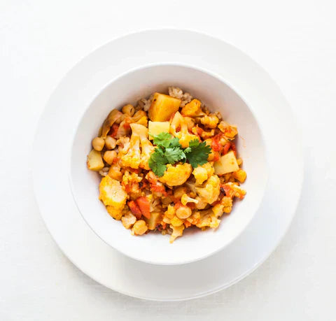 Blomkåls-curry med kikærter – varmende, cremede og fuld af næring