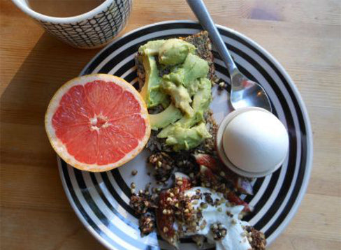 Vegansk & glutenfri müsli med nøddeknas og tørret frugt