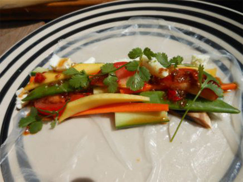 Vietnamesiske ruller med sprødt grønt & cremet dressing – en vegansk favorit med hasselnødder